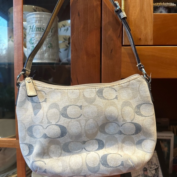 Coach signature small purse with strap. - Picture 1 of 4